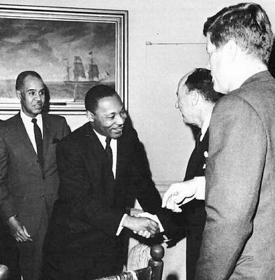 Un JFK admiratif devant MLK après l'historique "I Have a Dream"