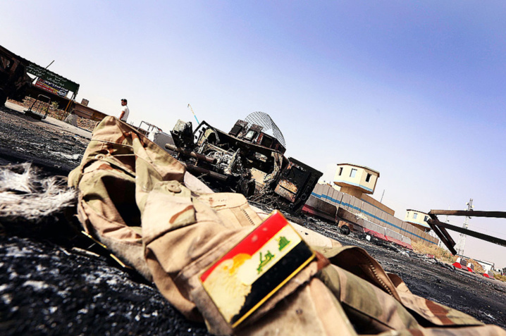 L’uniforme d’un militaire irakien est resté par terre, près de Mossoul, après la conquête de la ville par les djihadistes.